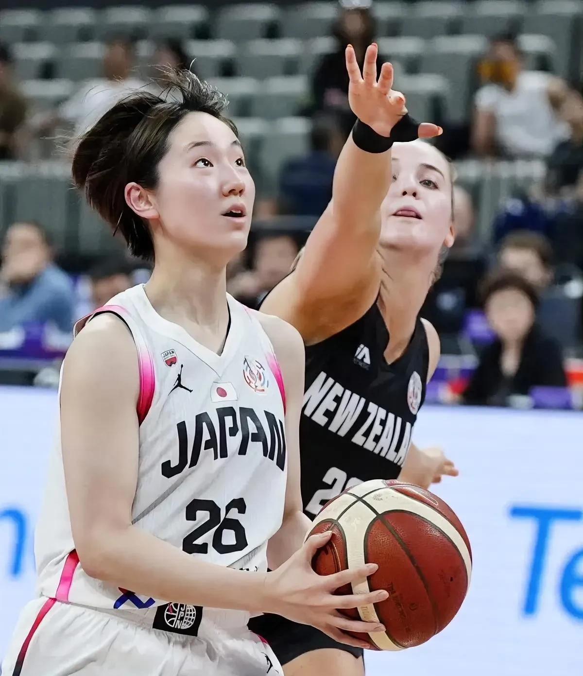 不知道大家发现没有？
日本女篮能赢新西兰，
不仅因为实力占优，还因为
她们有一个