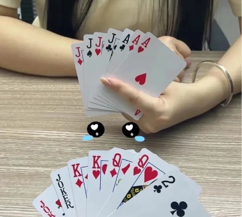 刚打牌遇到个神仙局，把我脑壳都想炸了！对面4个J加3个A，我手里双王、俩K、俩Q
