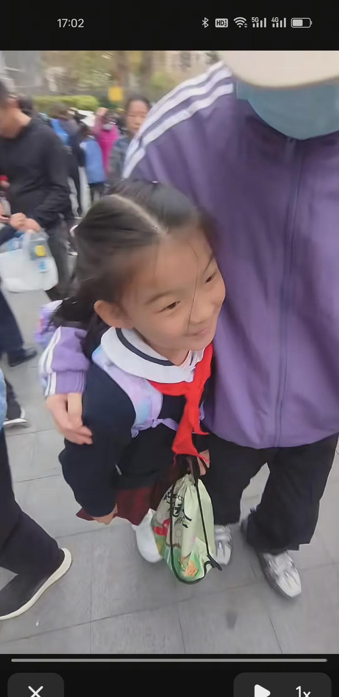 谢浩楠首次迎接妹妹放学，激动万分！妹妹在人群中格外显眼，莫非是班长？领着同学们出