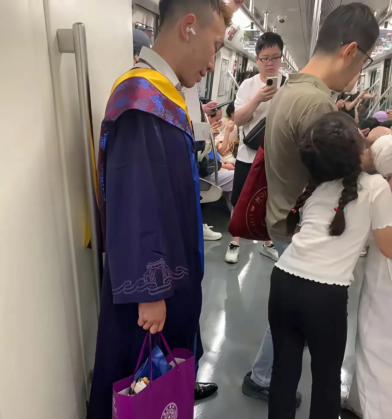 如果都是陌生人的情况下，穿这身行头去坐地铁，会有人羡慕和尊重你吗？
