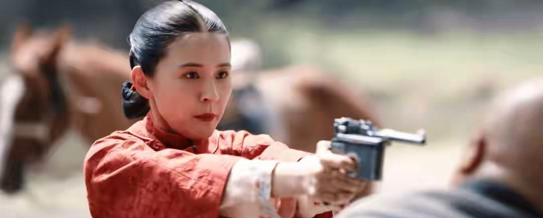 女人真是同人不同命，一个被老公当成宝，一个被老公视为草。
同一天结婚，同一天拜堂