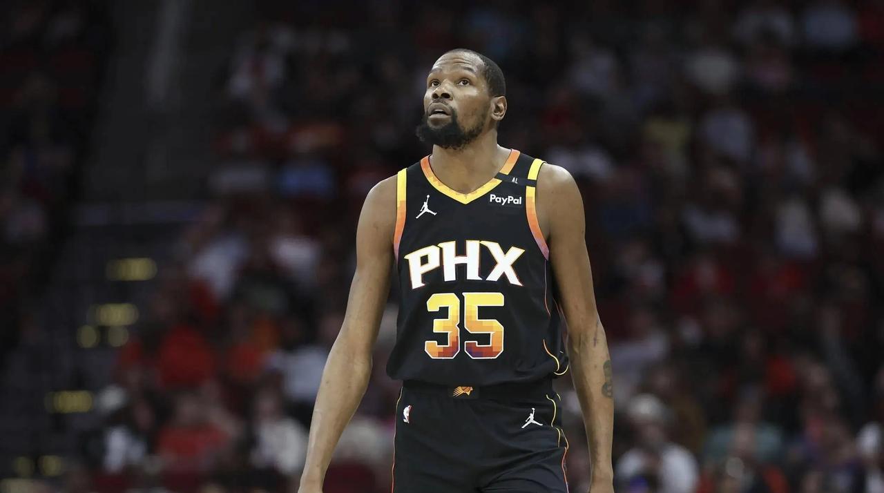 他急了！名记爆太阳正加大杜兰特交易力度！
随着NBA选秀的临近，本赛季战绩远低于
