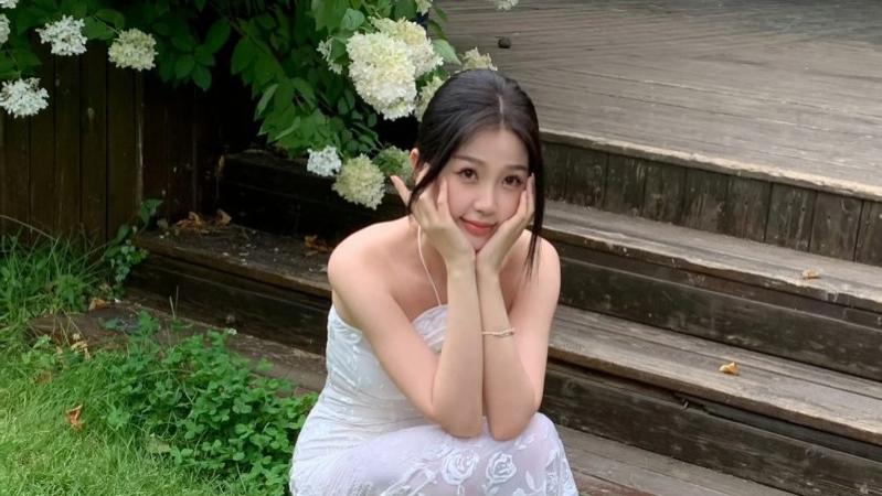 从甜美少女到气质轻熟风，虞书欣裙摆下的时尚野心，惊艳全场！