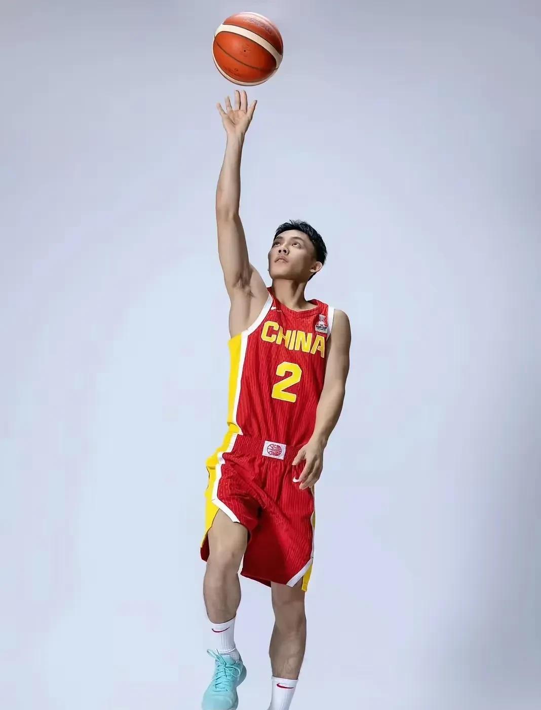 徐杰归粤似箭！
中国男篮热身赛中，徐杰活像个在两大菜系后厨打转的掌勺师傅。男篮的