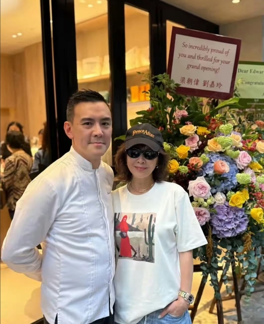 刘嘉玲梁朝伟为朋友新店开业赠送花篮
59岁穿白T牛仔裤又美又飒 ​
她的人生就像