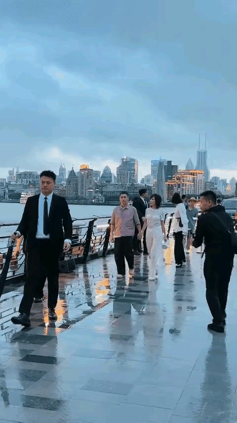 粱韩伟应该有点社恐吧，被刘嘉玲牵着，像个犯错误的孩子。