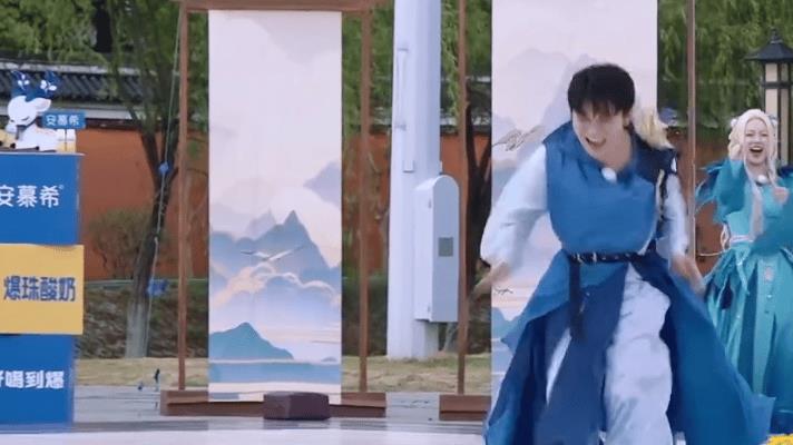 周深下趾压板变企鹅走，萌化众人！
只见他小碎步颠起来，一颠一颠地往前走，那模样又