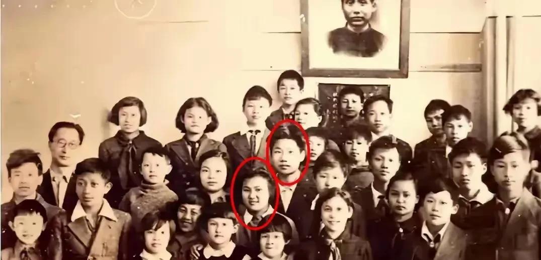 难得一见，毛岸英和朱敏的合影，19岁的岸英相当帅气。
这张照片大概拍摄于1941