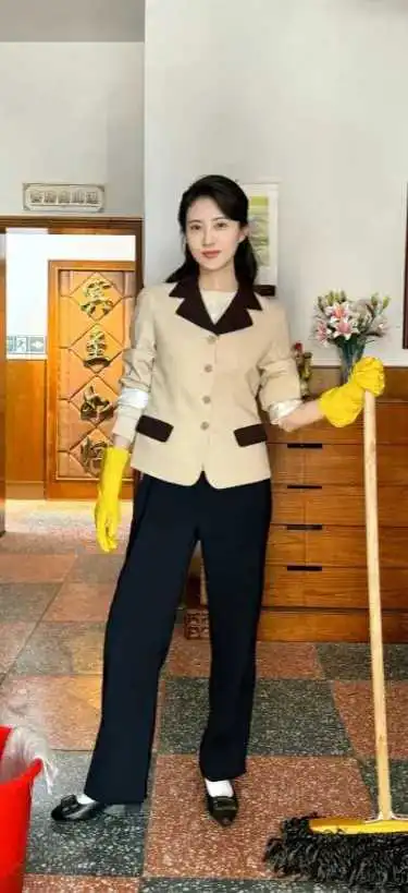 保洁穿这么好看？是正经保洁吗？