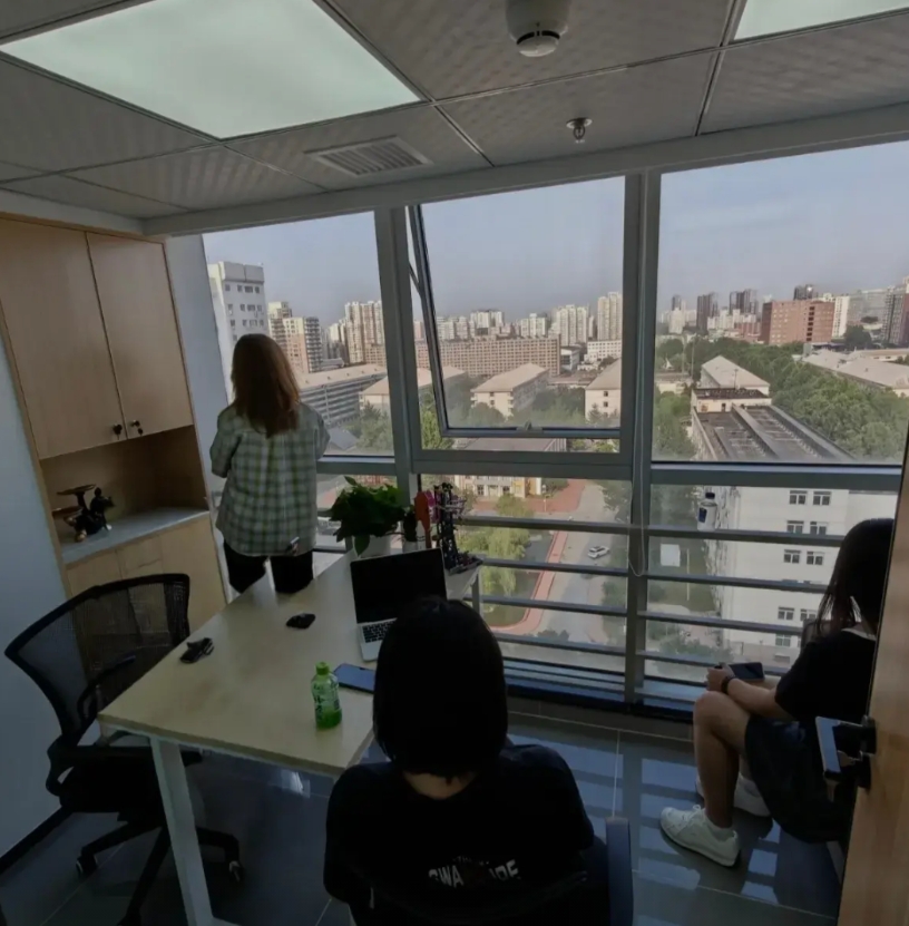 今天的公司管理周会上，采购负责人和财务总监杠起来了，原因是采购负责人认为财务付款