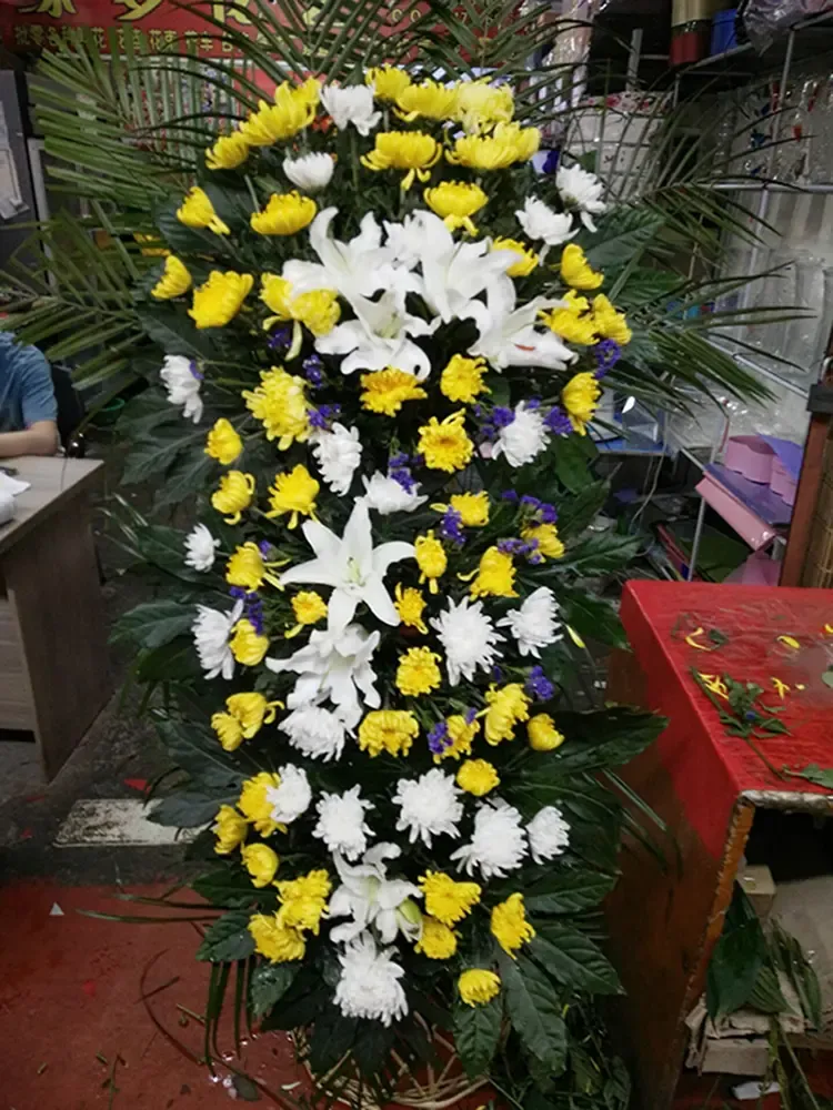 当殡仪馆的白菊还带着丝丝寒意时，李薇的高跟鞋已踏上了上海陆家嘴高耸的玻璃幕墙建筑