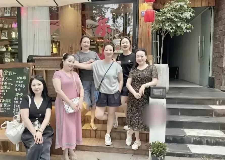 看了陈小艺与闺蜜团的这张合影，我悟了：
第一，50岁以上的女人，穿短裤照样好看。