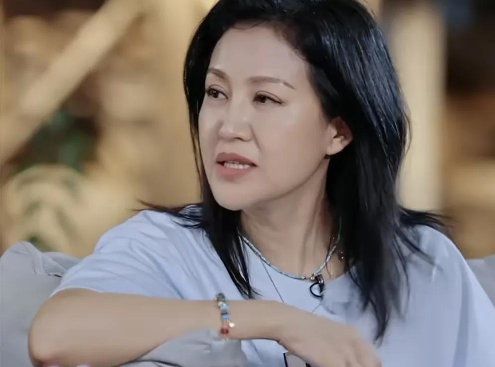 鲍蕾被问到结婚多年，陆毅有没有说过最狠的话，她回答说：“30年，我们两个谁都没说