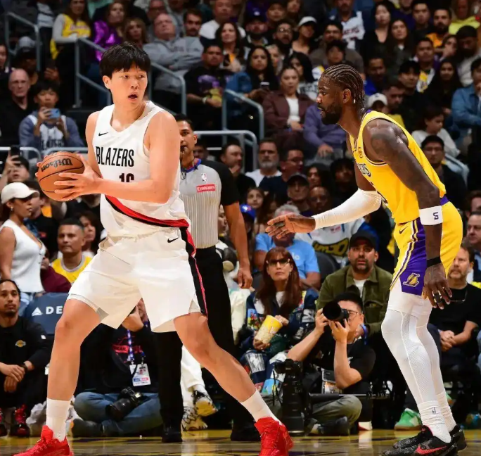 NBA常规赛湖人VS开拓者，艾顿这场把最大的优点和缺点都打出来了
优点：接球投神