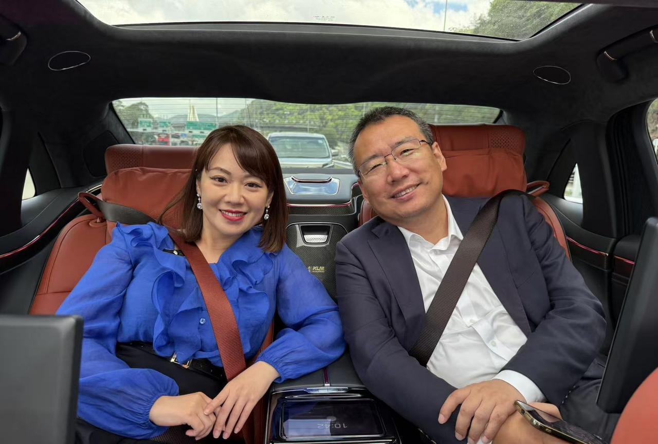 坐了一次180w的红旗
感觉太气派了
这次红旗在香港人气很高，香港市民真的是爱国