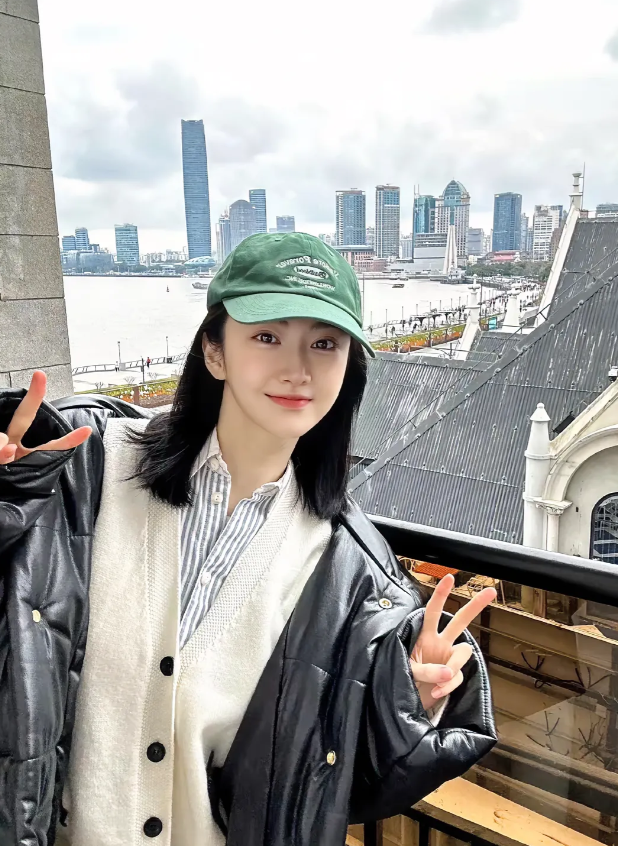 景甜，167cm，景美人更美，就是头上戴的这个绿色帽子让人想不明白，为什么选这个
