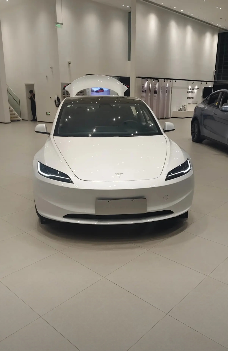 特斯拉Model 3后驱长续航版本，续航来到了830公里，实际可以跑630公里左