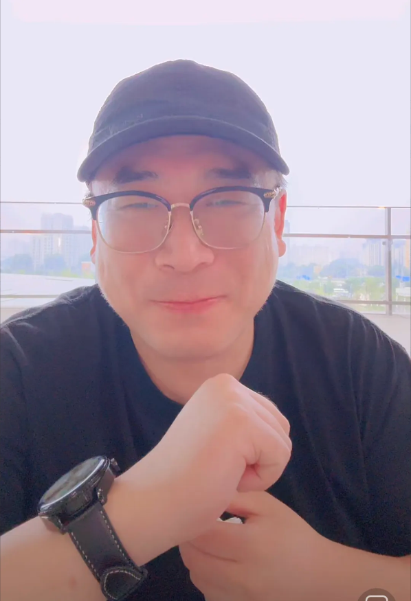云昊晚上直播，说自己还在北京！
提到千骨：
人家是一米五的个子，我一米八的个子，
