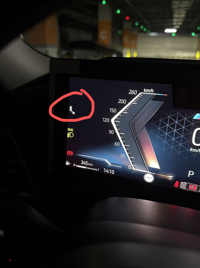 有懂的伙伴吗
图中圆圈那个图标在行驶中一直亮着的是怎么回事。

