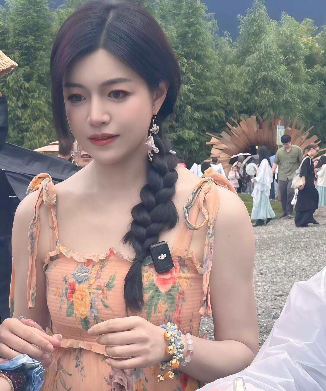 陈晓后悔了吧
离婚后的陈妍希不仅美出新高度
而且还大受欢迎，更重要的还有
事业比