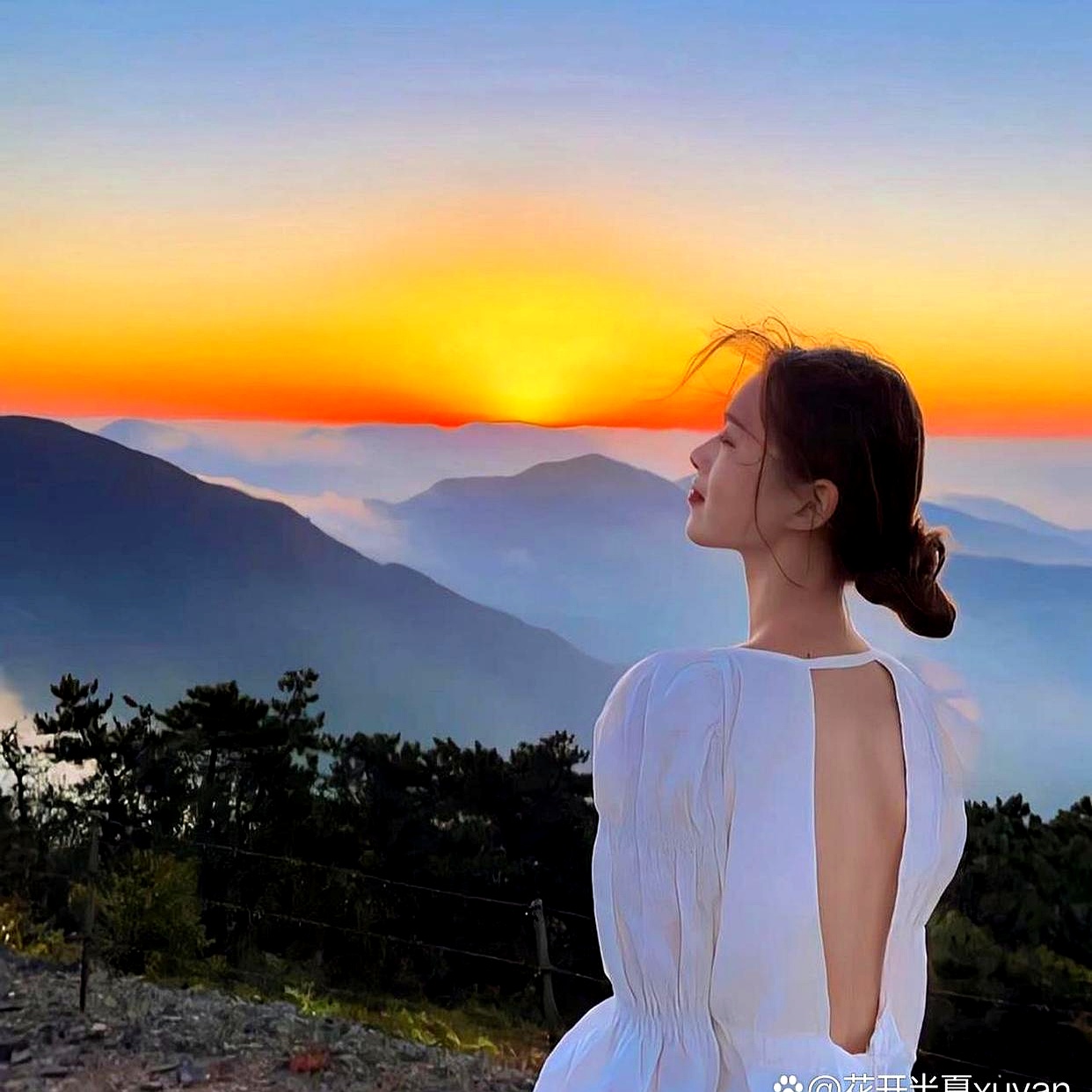 这篇文章核心讲的是女性的独立和自我成长。咱们换个角度，从时事、社会反响和民生影响