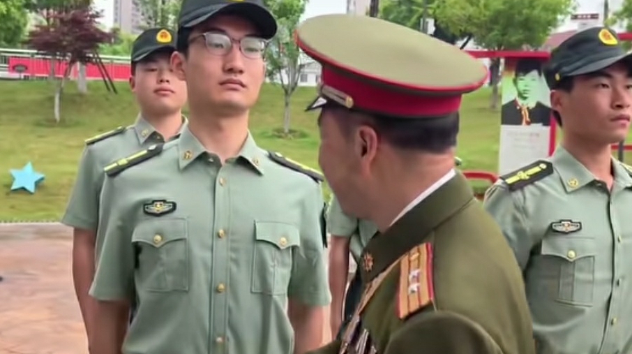 这个士兵看起来有点紧张，人家都伸手跟他握手了，他还半天没反应过来。