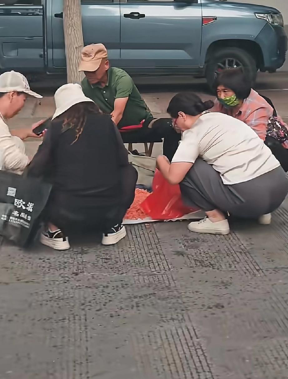 摆摊的也有套路，这一个摊位四个托，生意现在这么难做了吗。
我离远远的看了半天，还