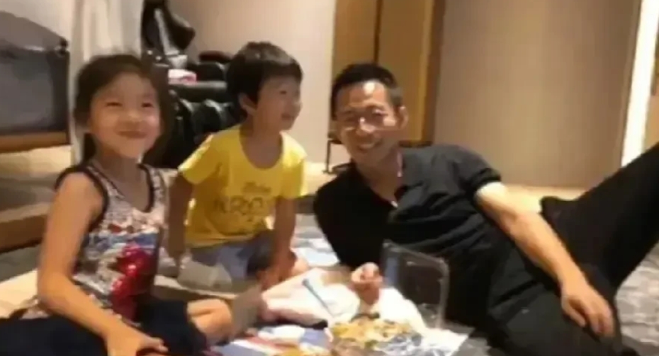 看到汪小菲接回小玥儿和霖霖后的状态，着实令人感慨。他嘴角上扬，满脸都写着“儿女双