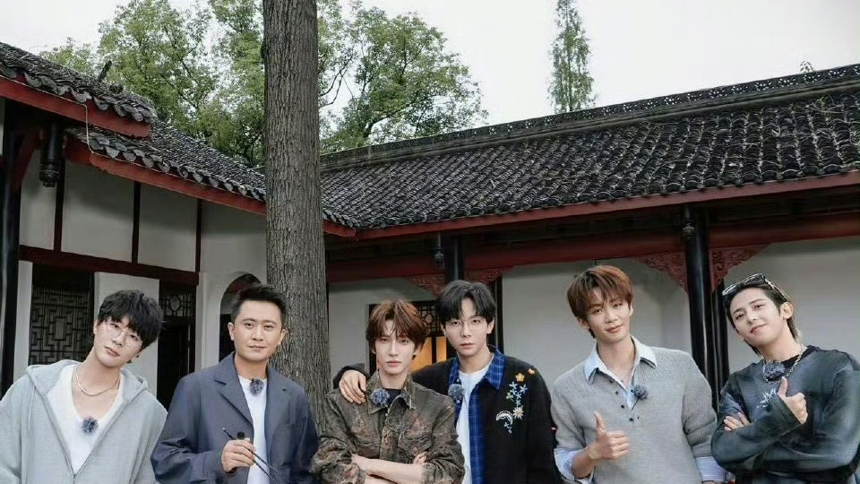 白导和胡夏的‘馋猫’大战！美食综艺笑料频出，网友直呼太上头！