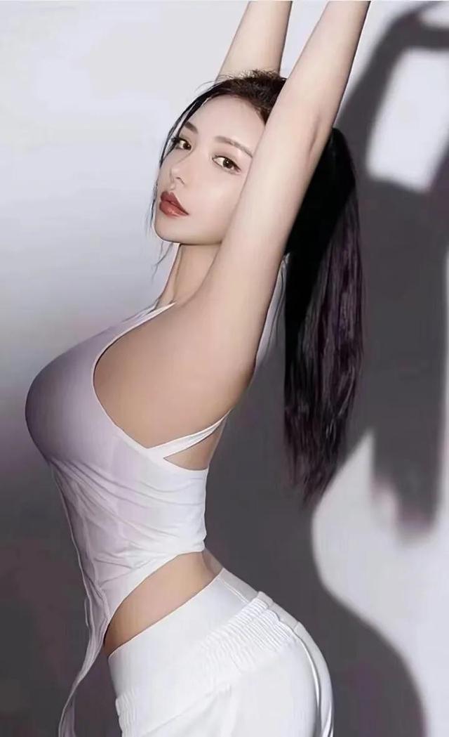 妻子：“老公，要是有美女勾引你，你会咋办？”

丈夫：“不可能，谁会勾引我！”