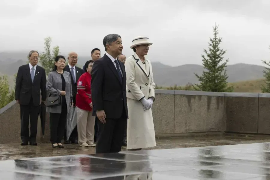 蒙古国总统呼日勒苏赫要破罐子破摔了，
蒙古国方面先是发出邀请，让日本天皇前往祭拜