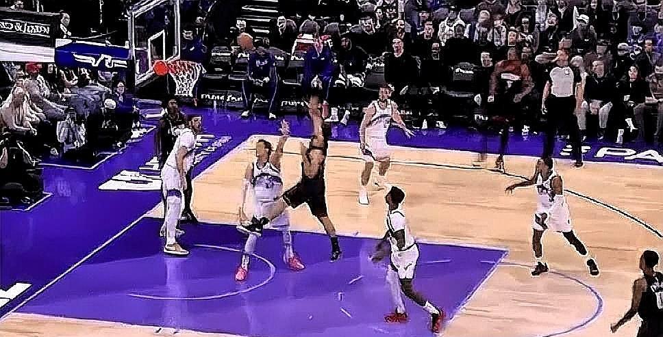 申京真是太猖狂了！在今日火箭对阵爵士的首节比赛中，申京背身持球单打马尔卡宁，通过