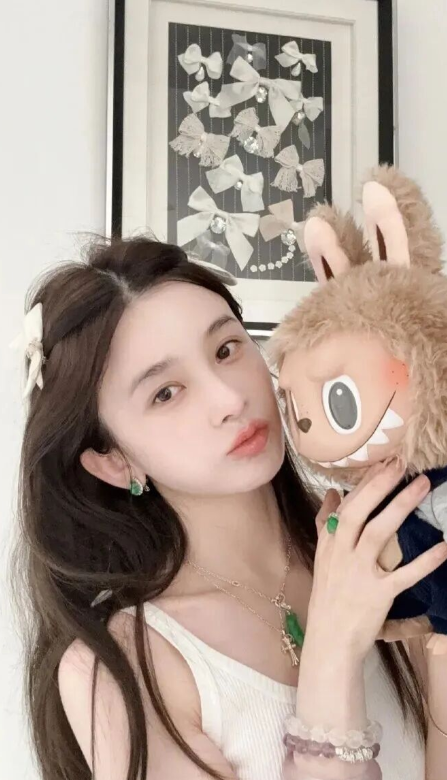 女演员突然宣布分手：因男方爆红后态度剧变
据津云新闻，10月23日，赵樱子直播时