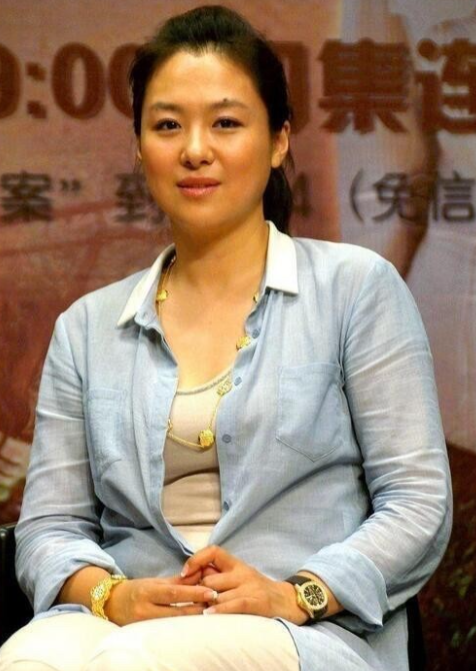 年轻时的她是真的红，男女老少都喜欢她，就是喜来乐也整天围着她转，可惜现在老了，发