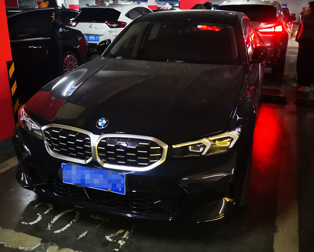 说一下325iL的提车三个月行驶4500公里感受
目前存在的一些小问题：
1.低