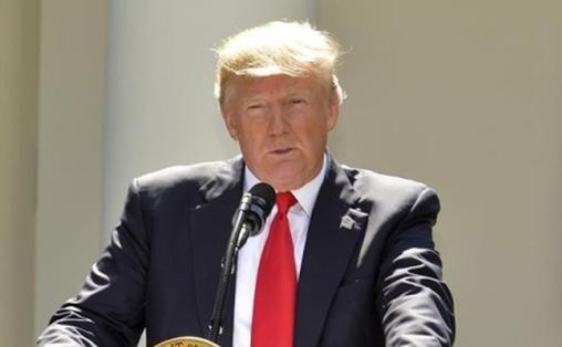 很多人还没反应过来，特朗普正在拿美国的国运进行一场世纪性的豪赌！赢了则重塑新的美
