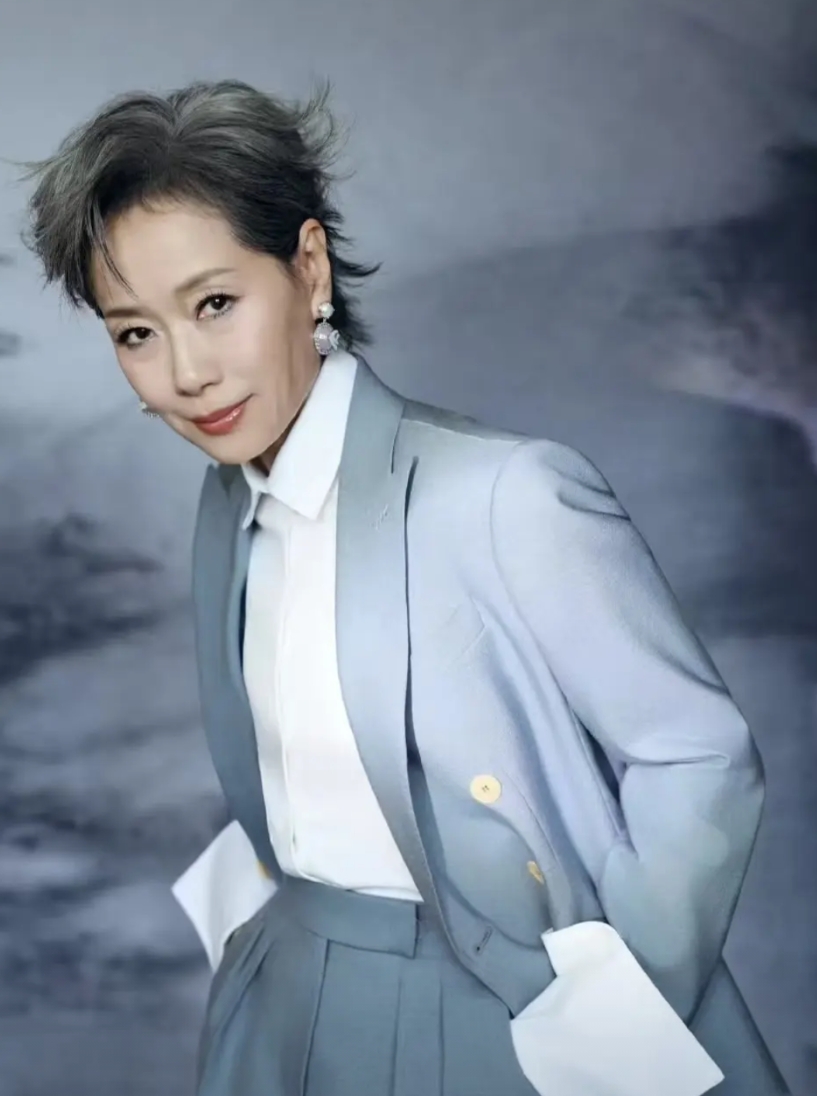 历届浪姐冠军和队长，哪一季最强？

第一季：冠军，宁静。队长，李斯丹妮。

第二