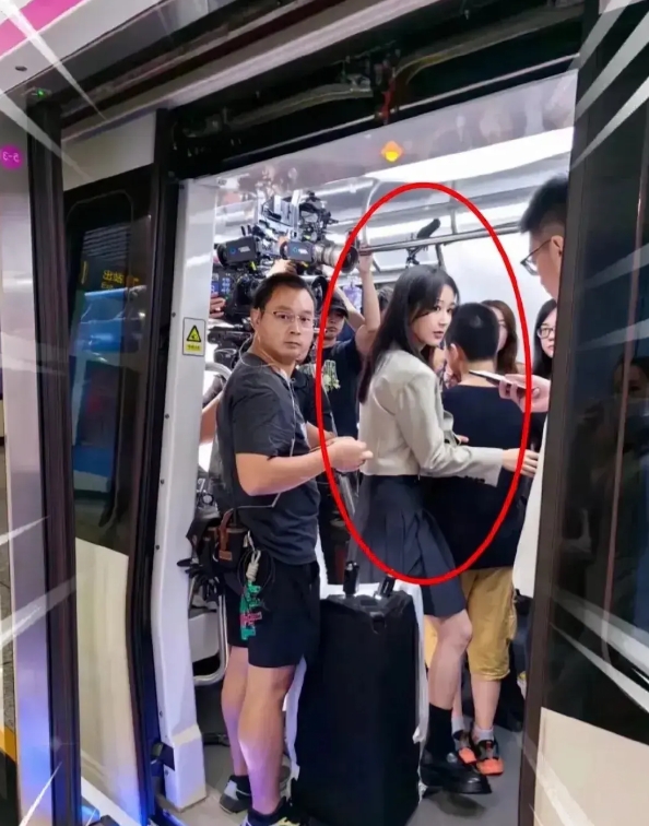 地铁上看到的！简直不敢相信自己的眼睛！