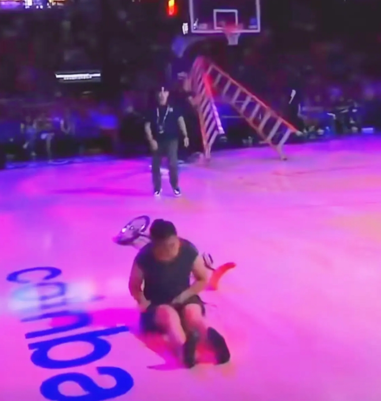 没有任何不敬，纯粹是疑惑，在美国表演顶碗失败的牛蓉已经服务NBA30年，但她到底