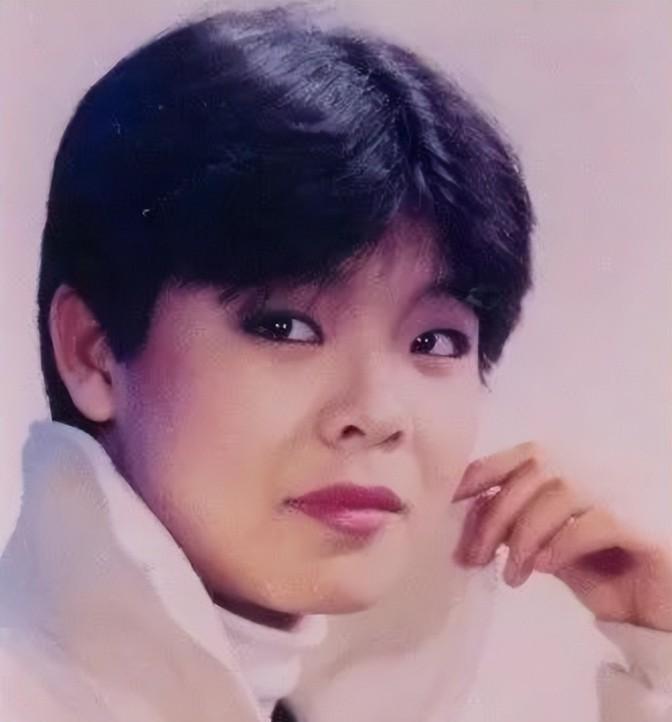 [微风]1999年，28岁的谢津洗完澡后，从23层高楼一跃而下，临终时，她躺在母