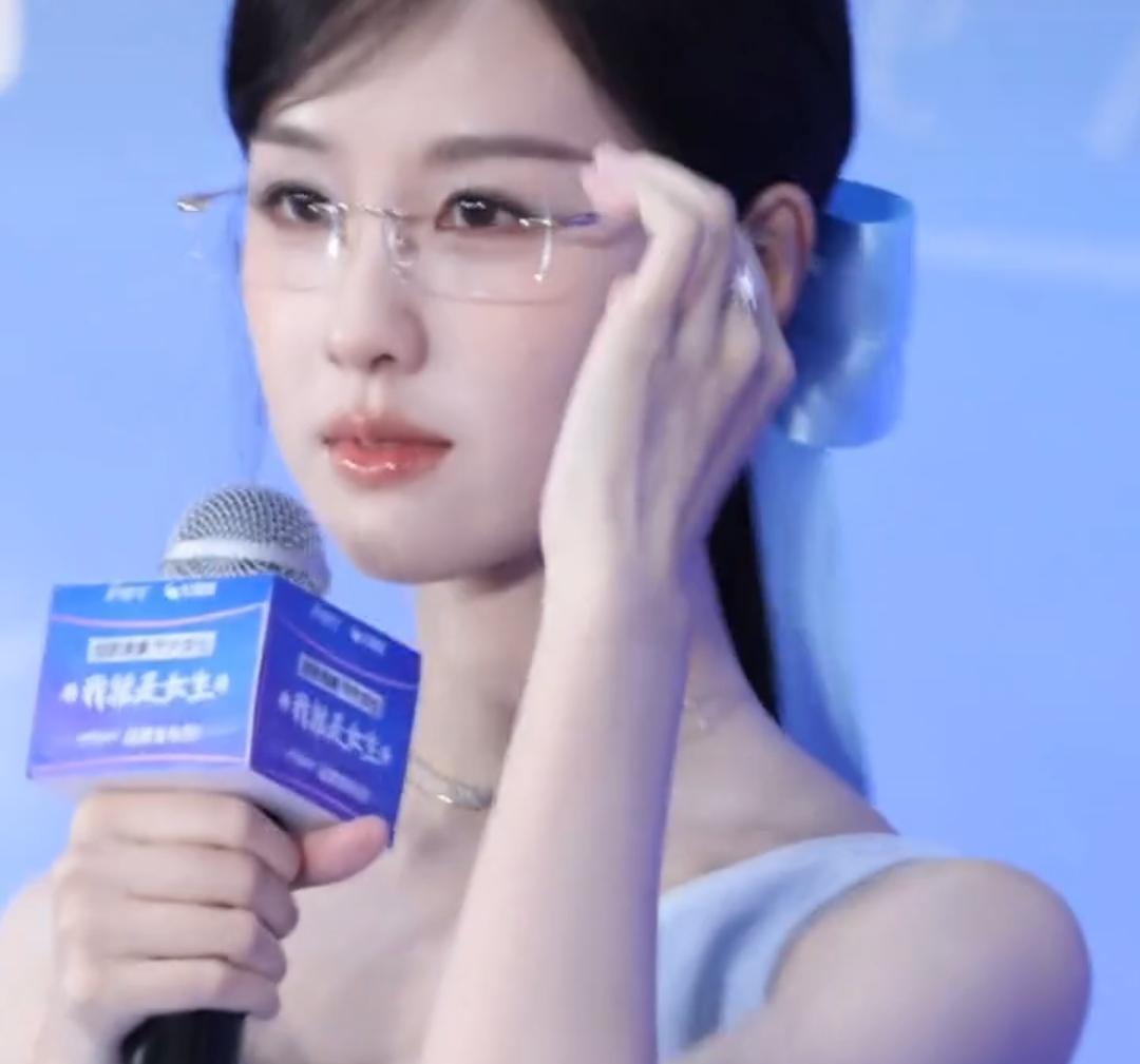好美啊这个陈都灵戴这种无边框眼镜好高智感，陈都灵确实好看，但是评论区的各位，哪个