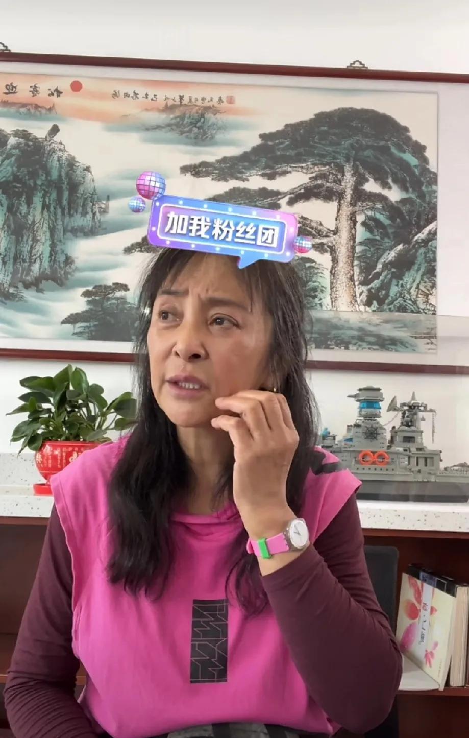 演员李勤勤真是拿观众不当外人，直播时候也不化妆，也不开美颜，那张脸像农民似的，一