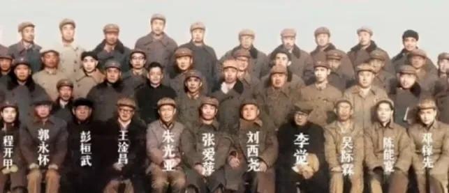 1964年，第一颗原子弹爆炸成功后，前线指挥部的全体成员合影留念。
这些科研人员