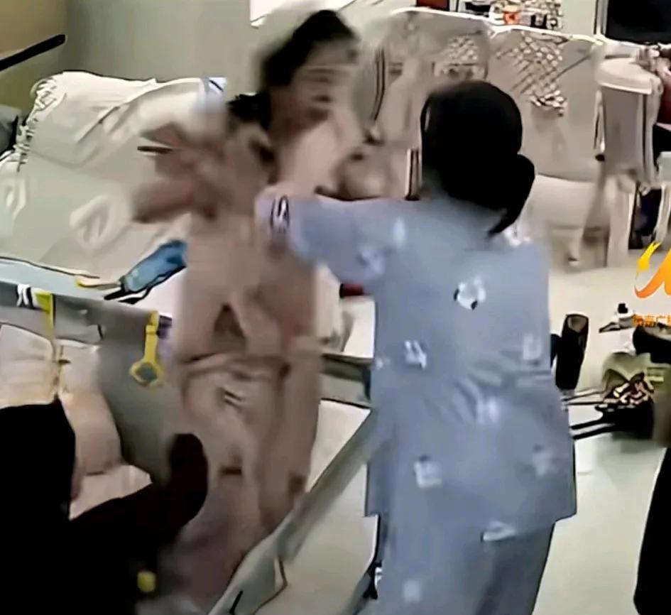 夫妻俩发生争执，妻子推了丈夫一下，站在一旁的婆婆立马还了回去！真的是没有婆婆拆不