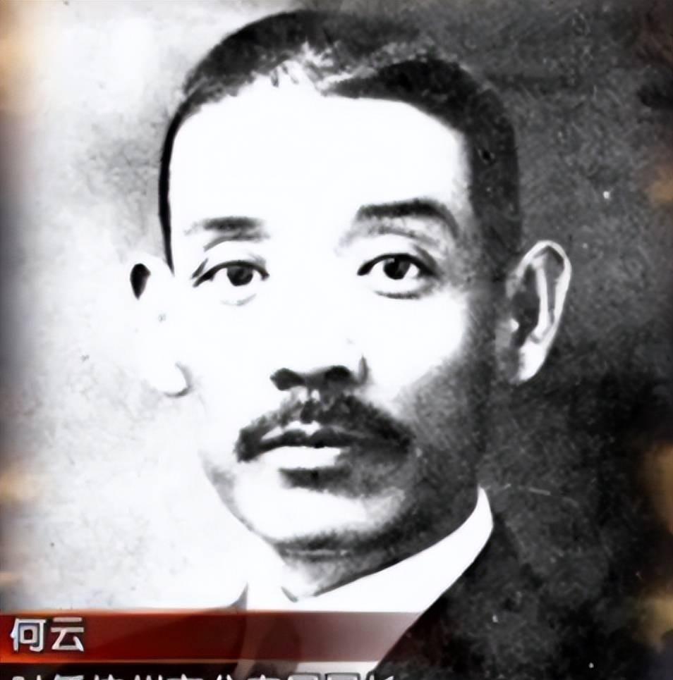 1934年12月上旬，老蒋与夫人宋美龄参加检阅活动，阅兵结束后，宋美龄起身挽住了
