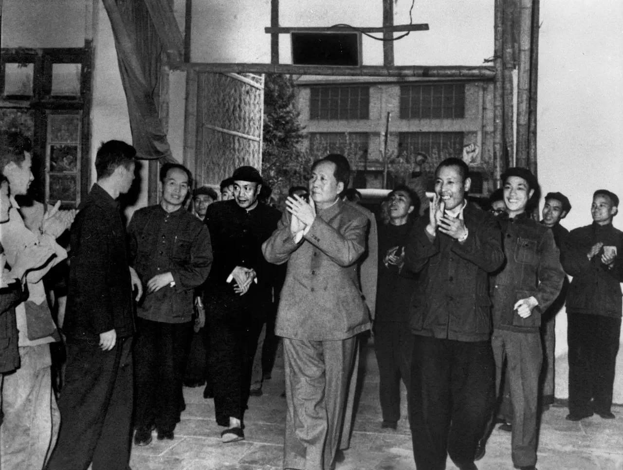 1961年的5月1日，毛泽东与上海闵行人代表共同庆祝劳动节，图为步入位于闵行的上