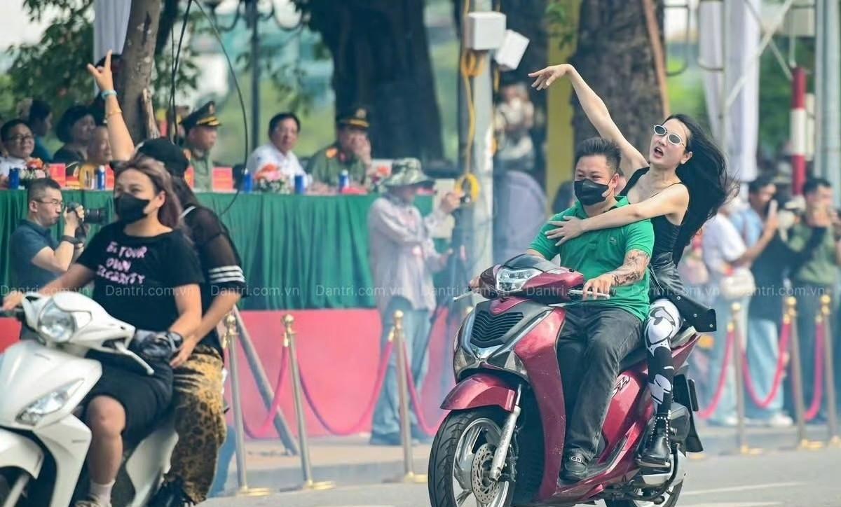 昨天越南公安交警特勤队（CSGT）在河内街头进行了一次反恐演习，其中一名扮演街头