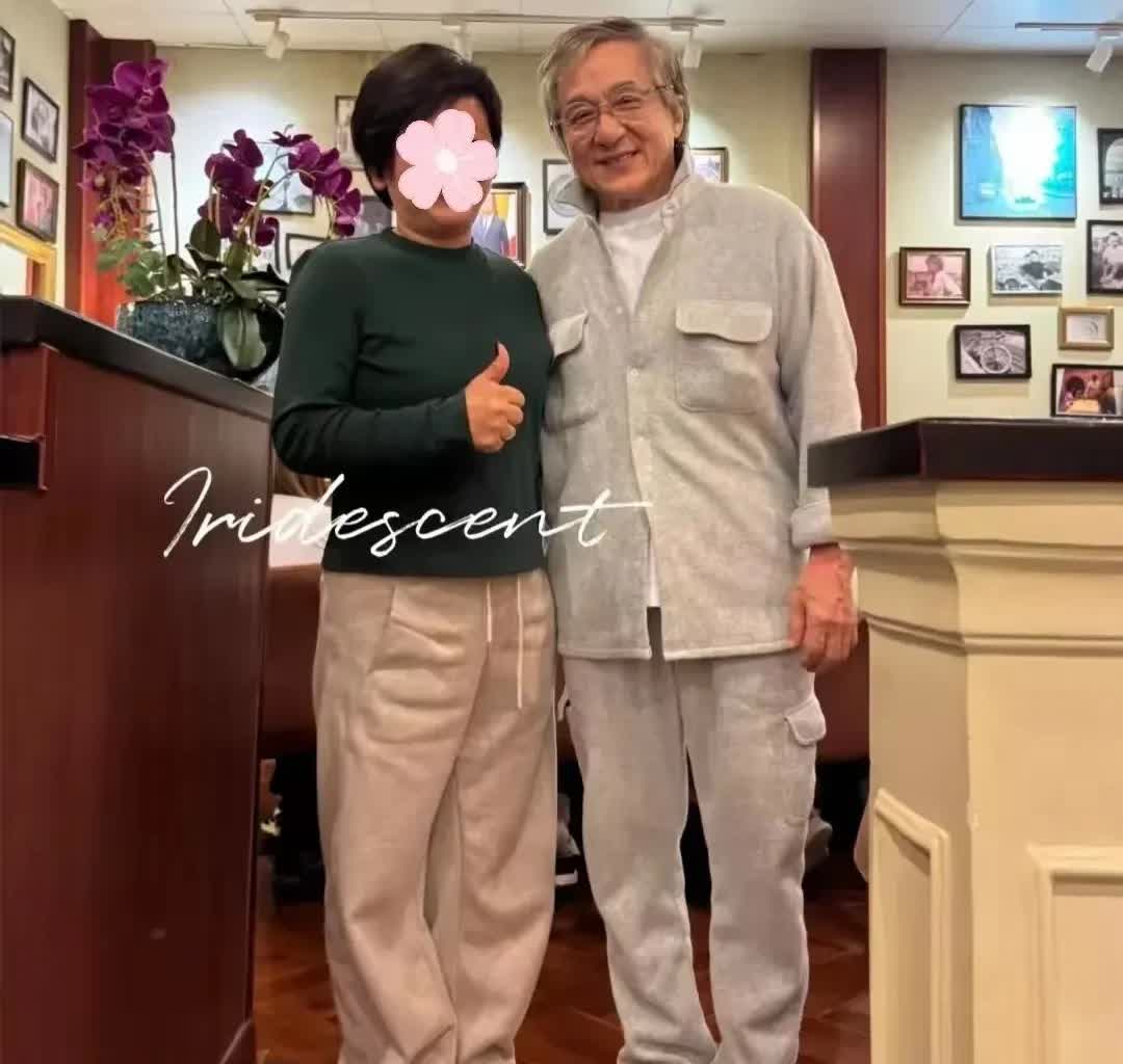 71岁的成龙外出时被偶遇，他穿着一双洞洞鞋，打扮得极为朴素，然而仔细瞧他的手背才