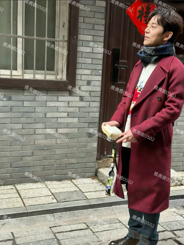 长沙西园北里偶遇何炅，他本人好年轻呀！
何老师虽然个子不高，但脸小身材苗条比例很