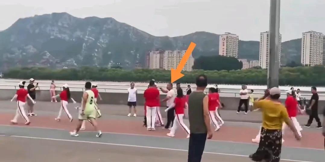 太解气了
朝阳暴走团又出来了，
被白衣大哥怒骂。
近日，朝阳市凌凤大桥的暴走团队